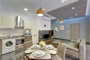 Apartment (1 Bedroom) | Private kitchen | Full-sized fridge, microwave, oven, cookware/dishes/utensils
