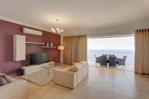 Apartment (3 Bedrooms) | Wohnbereich | 50-Zoll-Smart-TV mit Kabelempfang, Fernseher
