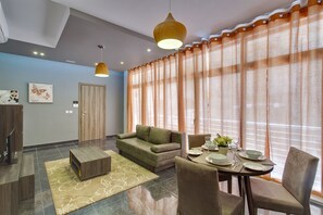 Apartment (1 Bedroom) | Ruang tamu | TV 