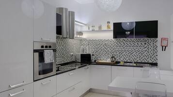 Lejlighed (2 Bedrooms) | Privat køkken | Ovn, brødrister, fryser