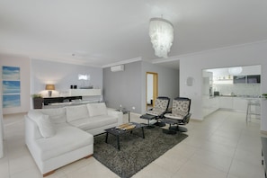 Departamento (2 Bedrooms) | Área de sala de estar | Televisión de 50 pulgadas con canales por cable 