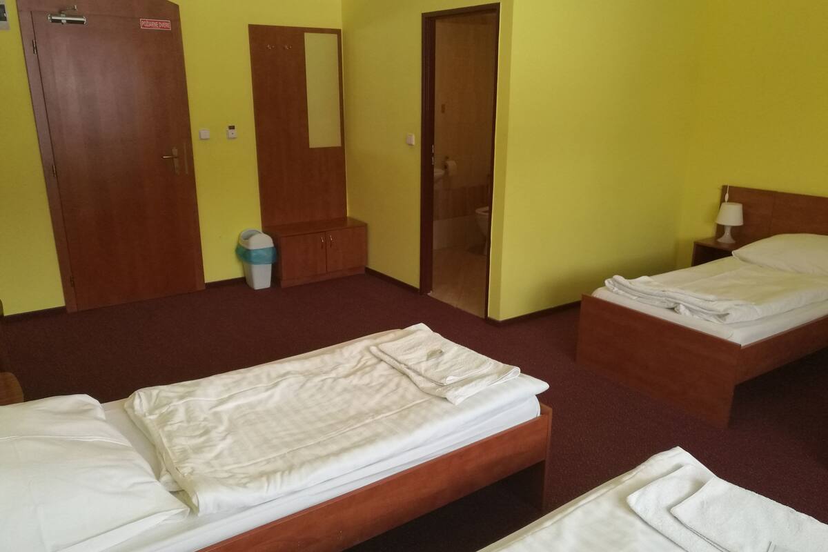 Quarto quádruplo | Escrivaninha, ferros/tábuas de passar roupa, Wi-Fi de cortesia