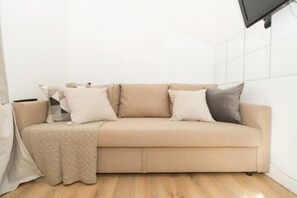 อพาร์ทเมนท์, 1 ห้องนอน (Flat 3) | บริเวณนั่งเล่น | ทีวีจอแบน 20 นิ้ว พร้อมช่องเคเบิล, ทีวี