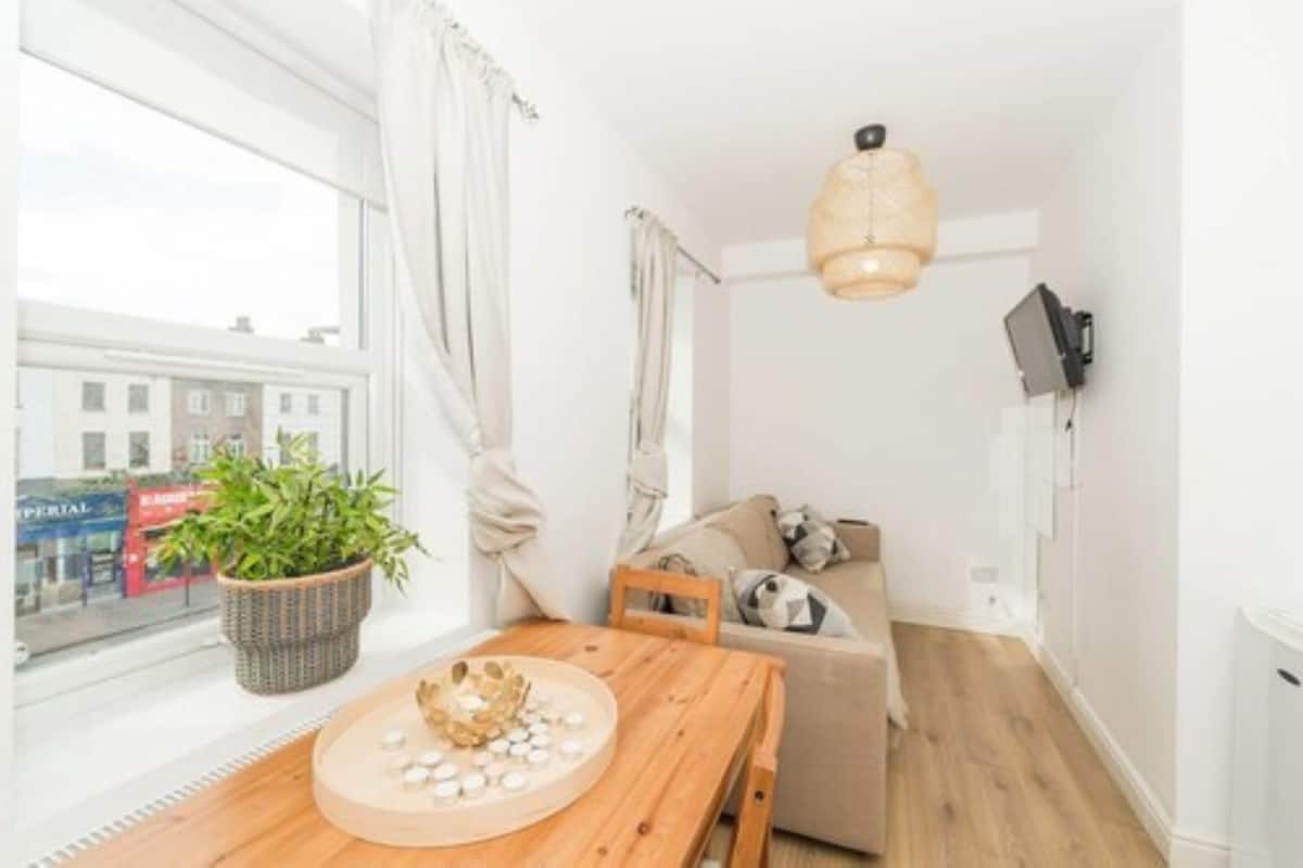 Apartamento, 1 quarto (Flat 5) | Área de estar | TV de tela plana 20 polegadas com canais a cabo, TV