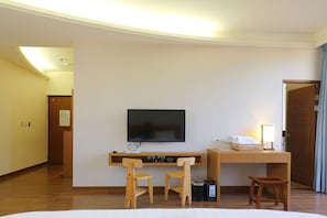 Donzen dekbedden, een bureau, gratis wifi