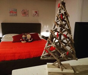 Premium bedding, individually decorated, individually furnished, desk - EmyJo Central B&B (Naples)