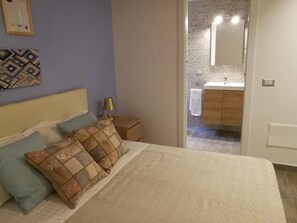 Premium bedding, individually decorated, individually furnished, desk - EmyJo Central B&B (Naples)