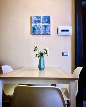 Sebuah peti sejuk di kawasan bersama, pembancuh kopi espreso 