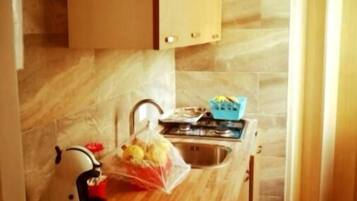 Réfrigérateur dans l'espace commun, machine à expresso