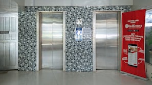 Elevator - RedDoorz Plus near UV Mandaue Cebu (Mandaue)