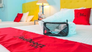 A hotel room with a bed, a red towel, a black mesh bag, and a lamp. - RedDoorz Plus near UV Mandaue Cebu (Mandaue)