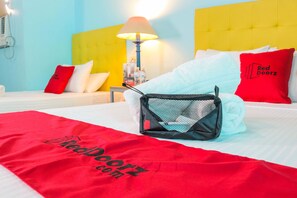 Family Room | Desk, free WiFi, bed sheets - RedDoorz Plus near UV Mandaue Cebu (Mandaue)