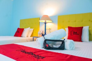 Desk, free WiFi, bed sheets - RedDoorz Plus near UV Mandaue Cebu (Mandaue)
