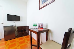 Desk, free WiFi, bed sheets - RedDoorz near Walking Street Angeles City (Angeles City)