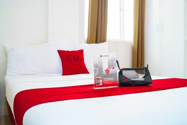 Desk, free WiFi, bed sheets - RedDoorz near Walking Street Angeles City (Angeles City)