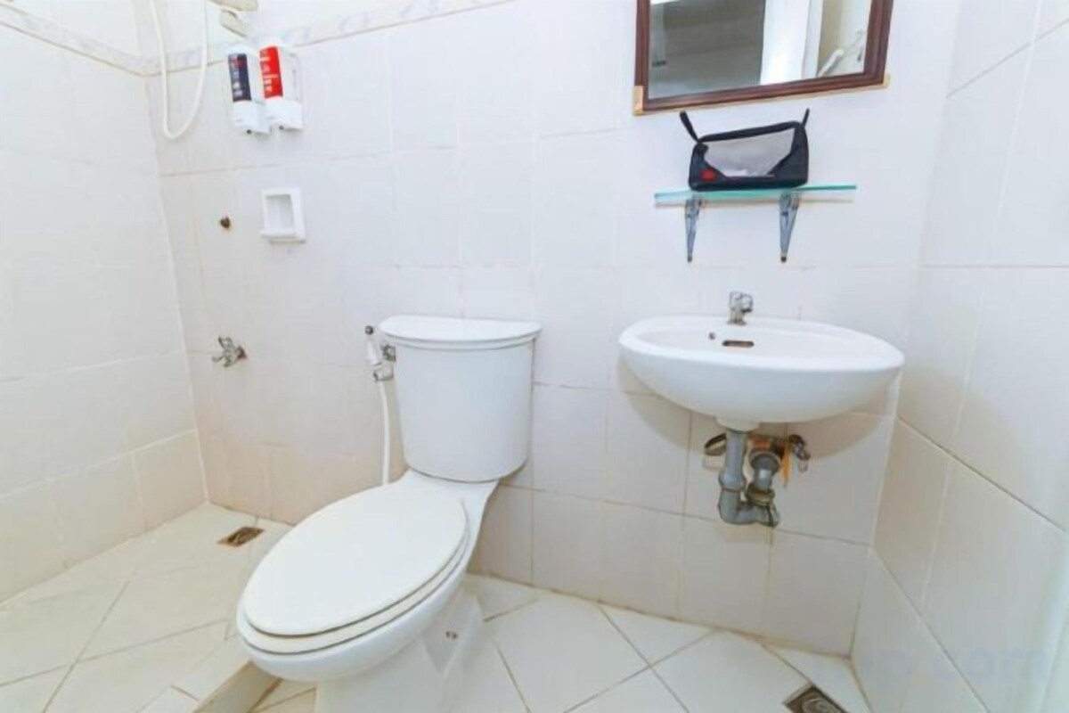 Shower, free toiletries, towels