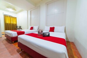 Desk, free WiFi, bed sheets - RedDoorz near Walking Street Angeles City (Angeles City)
