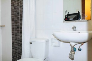 Standard Double Room | Bathroom | Shower, free toiletries, towels - RedDoorz @ MJ Cuenco Avenue Cebu (Cebu City)