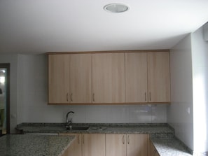 GroĂer KĂŒhlschrank, Mikrowelle, Ofen, GeschirrspĂŒler