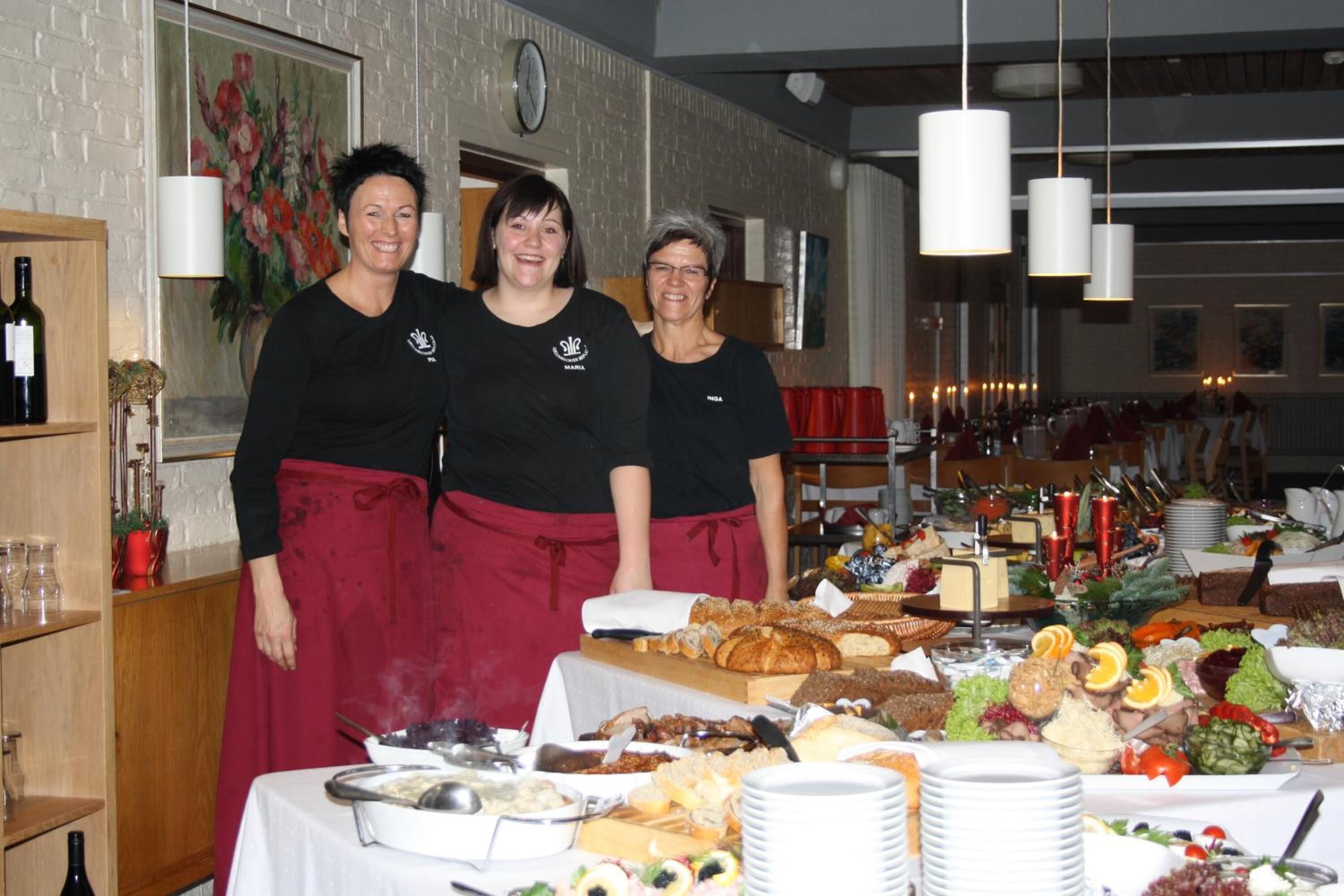 Ein Buffet mit verschiedenen Speisen und einer Uhr an der Wand.