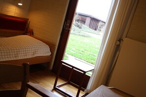 Yhden hengen economy-huone, oma kylpyhuone, näköala puutarhaan | Työpöytä, silitysrauta/-lauta, ilmainen Wi-Fi, vuodevaatteet