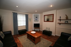 Family Cottage, Multiple Beds, Garden View (Duke) | Living area