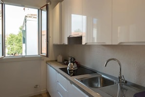 Deluxe-Apartment, 1 Schlafzimmer | Eigene Küche | Großer Kühlschrank, Mikrowelle, Ofen, Herdplatte