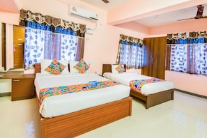 Executive Room | Desk, rollaway beds, free WiFi