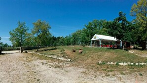 A rural setting with a white tent structure, a dirt path, and a stone wall. - Las Casitas de Las Arribes (Aldeadavila de la Ribera)