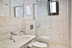 Luksushuvila | Kylpyhuone | Suihku, hiustenkuivaaja, pyyhkeet