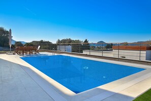 Kauden mukainen ulkouima-allas, aurinkovarjoja, aurinkotuoleja