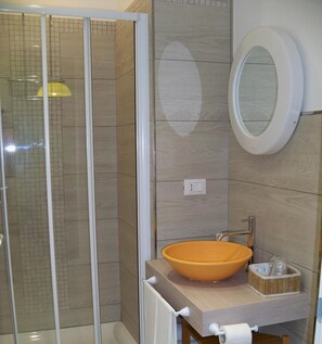 Shower, free toiletries, hair dryer, bidet - B&B Le Meduse (Fiumicino)