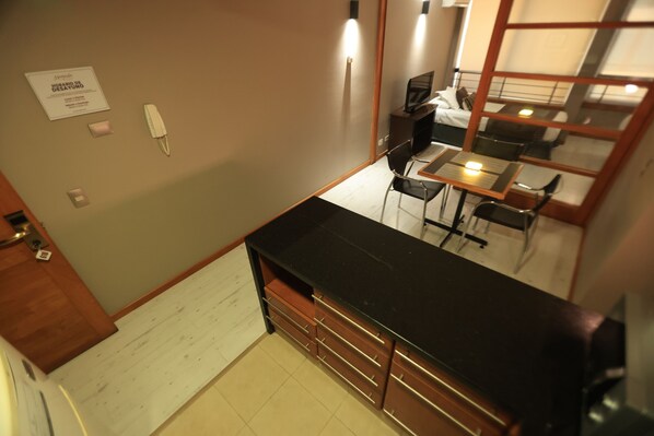 Apartamento Business, 1 habitación, cocina (triple) | Cocina privada | Frigorífico grande, microondas, placa de cocina y hervidor eléctrico