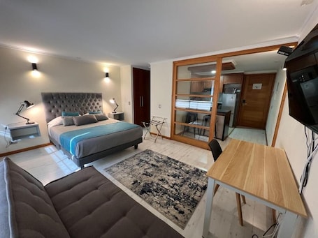 1 habitación, escritorio y espacio para trabajar con laptop