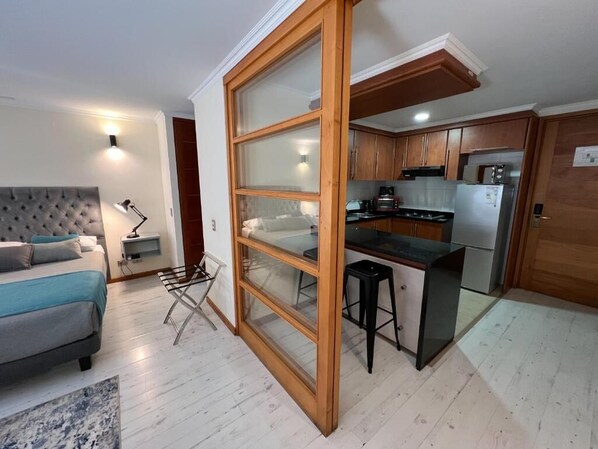 Refrigerador con freezer, microondas, placa de cocina