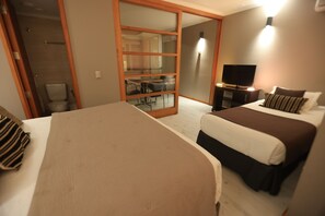 Apartament empresarial, 1 dormitori, cuina (triple) | Escriptori, espai de treball apte per a portàtils i wifi gratuïta 