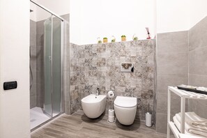 Habitación doble romántica | Baño | Regadera, amenidades de baño gratuitas, secadora de cabello, bidet 
