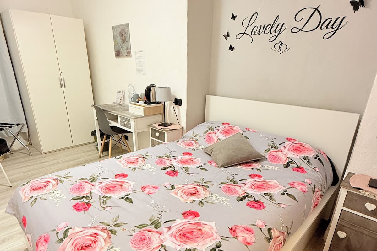 Kamar Double Romantis | Meja kerja, Wi-Fi gratis, dan seprai linen