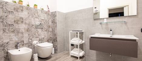 Romantisches Doppelzimmer | Badezimmer | Dusche, kostenlose Toilettenartikel, Haartrockner, Bidet