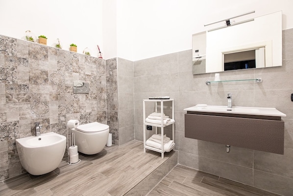 Habitación doble romántica | Baño | Regadera, amenidades de baño gratuitas, secadora de cabello, bidet 