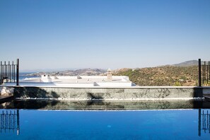 Seasonal outdoor pool, pool umbrellas, sun loungers