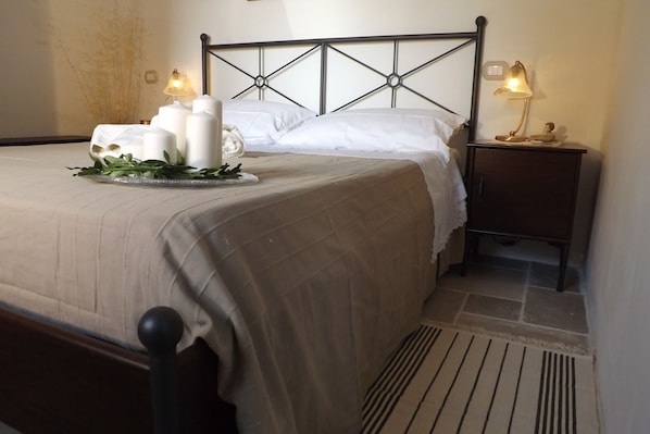 Iron/ironing board, free WiFi, bed sheets