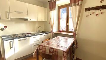 Apartment (Vista Fiume) | Eigene Kochnische | Kühlschrank, Herdplatte, Kochgeschirr/Geschirr/Besteck, Gefrierschrank