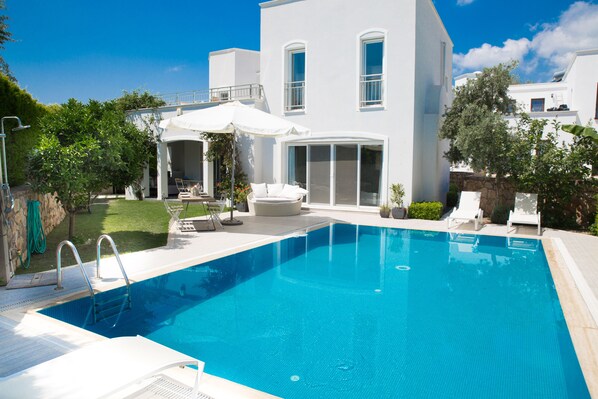 Seasonal outdoor pool, pool loungers - Important Group Villa Olivia (Bodrum)