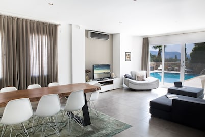 Important Group Villa Olivia