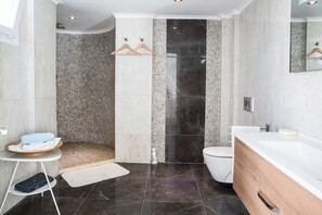Villa | Bad | Kombinert dusj/badekar, dype avslapningsbadekar, hårføner og håndklær