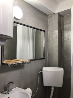 Ducha, artículos de higiene personal gratuitos y secador de pelo