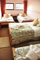 Tabla de planchar con plancha, wifi gratis y ropa de cama 