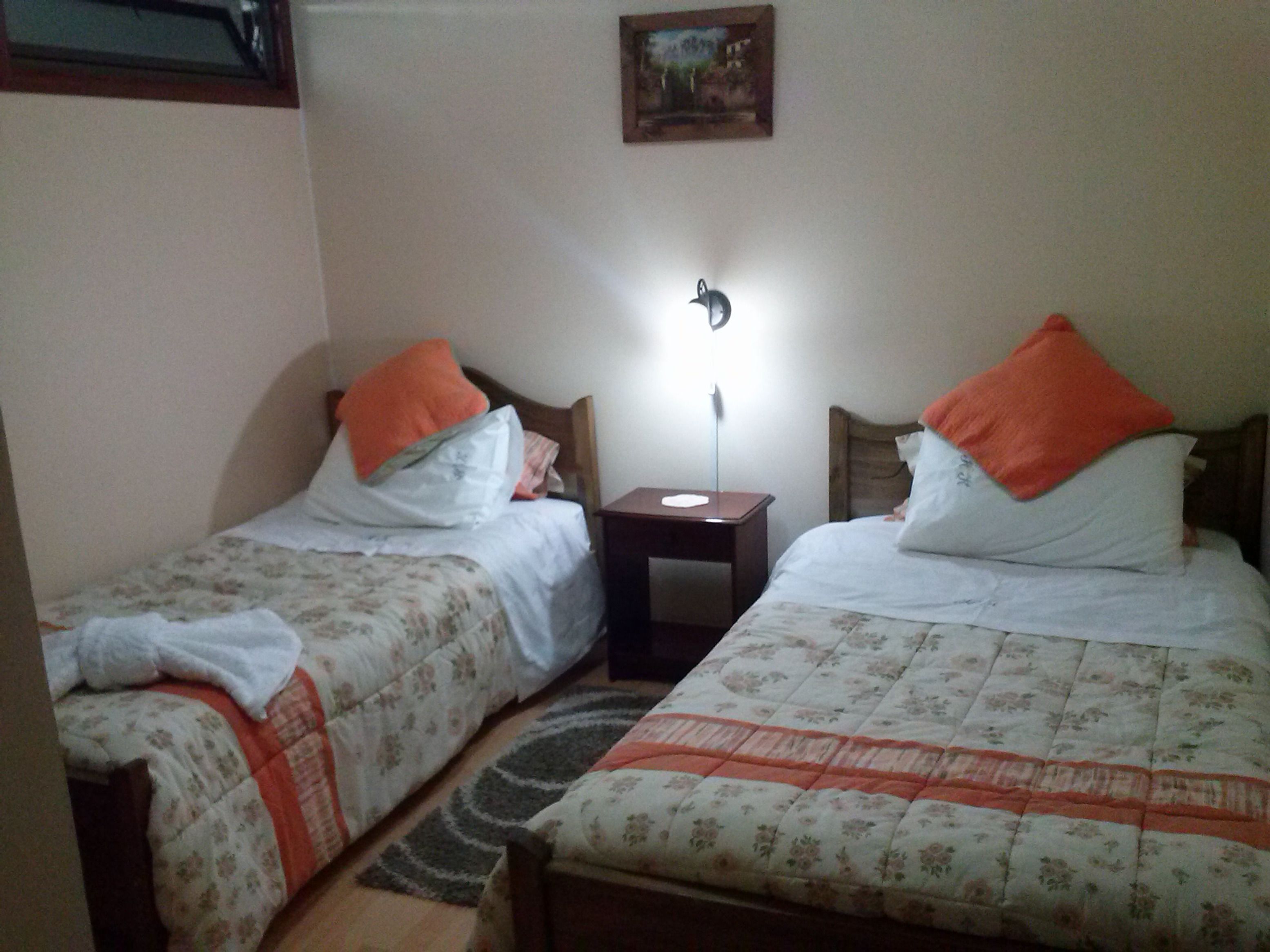 Tabla de planchar con plancha, wifi gratis y ropa de cama 
