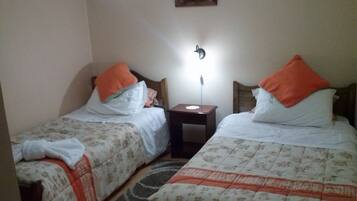 Tabla de planchar con plancha, wifi gratis y ropa de cama